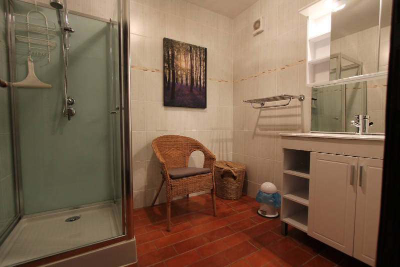 Duschräume in weiß Ferienhaus 